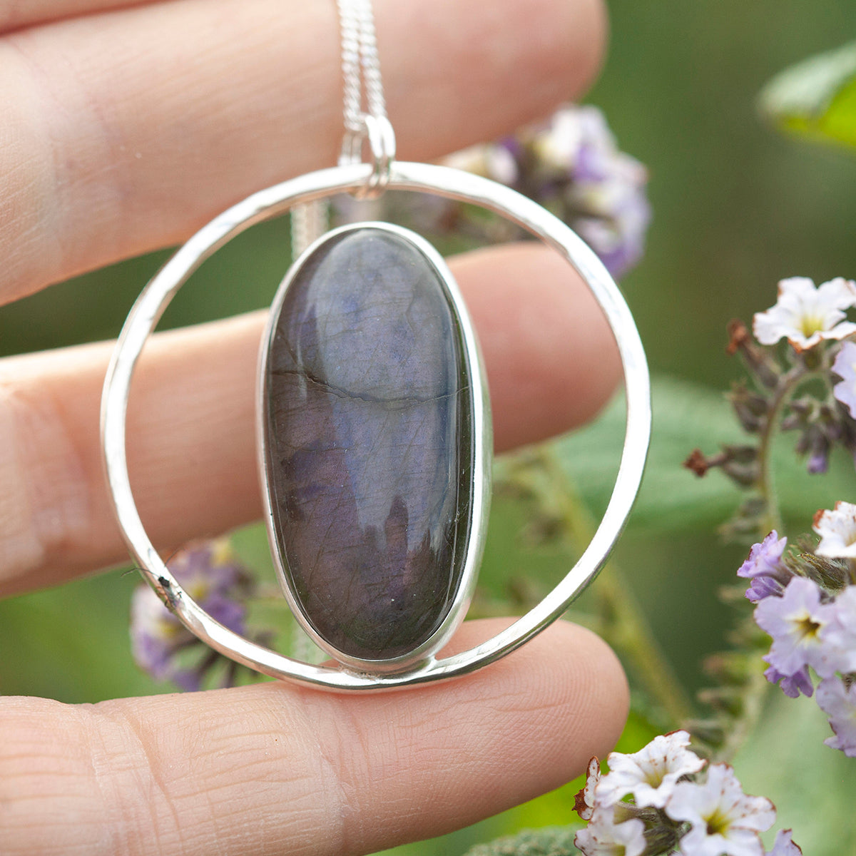 Pendentif Mae en argent pièce unique #43 • Labradorite violette (prêt à expédier)