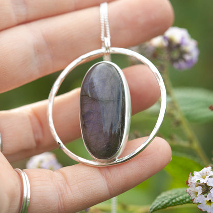 Pendentif Mae en argent pièce unique #43 • Labradorite violette (prêt à expédier)
