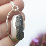 Cargar imagen en el visor de la galería, OOAK Mae pendant in silver #35 • rough Labradorite (Ready to ship)
