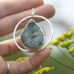 Charger l&#39;image dans la galerie, OOAK Mae pendant in silver #36 • rough Labradorite (Ready to ship)
