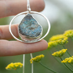 Charger l&#39;image dans la galerie, OOAK Mae pendant in silver #36 • rough Labradorite (Ready to ship)
