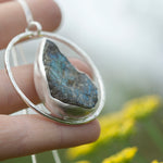 Charger l&#39;image dans la galerie, OOAK Mae pendant in silver #36 • rough Labradorite (Ready to ship)
