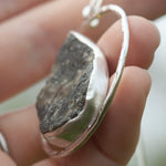 Charger l&#39;image dans la galerie, OOAK Mae pendant in silver #36 • rough Labradorite (Ready to ship)
