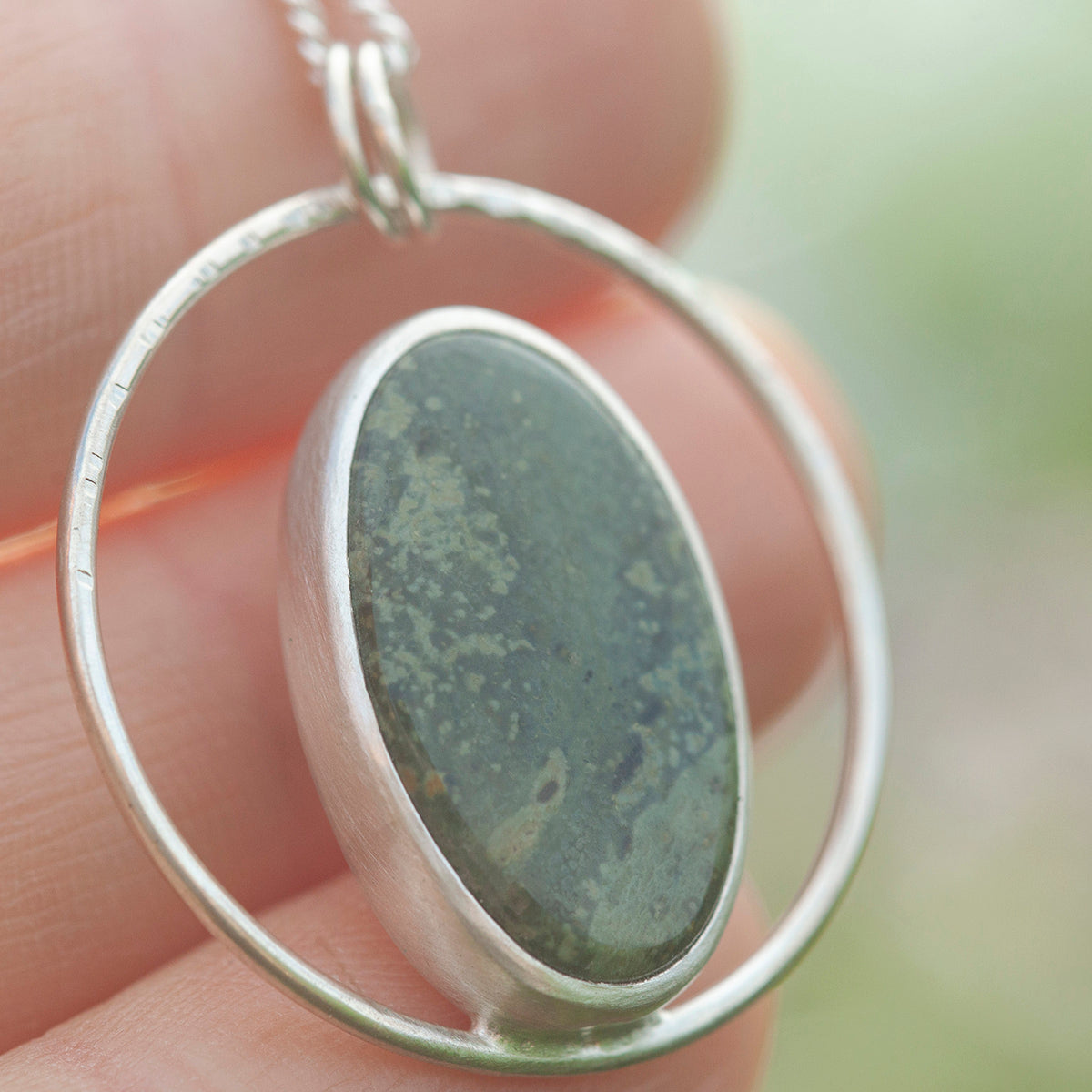 Pendentif Mae en argent pièce unique #48 • Jaspe vert (prêt à expédier)