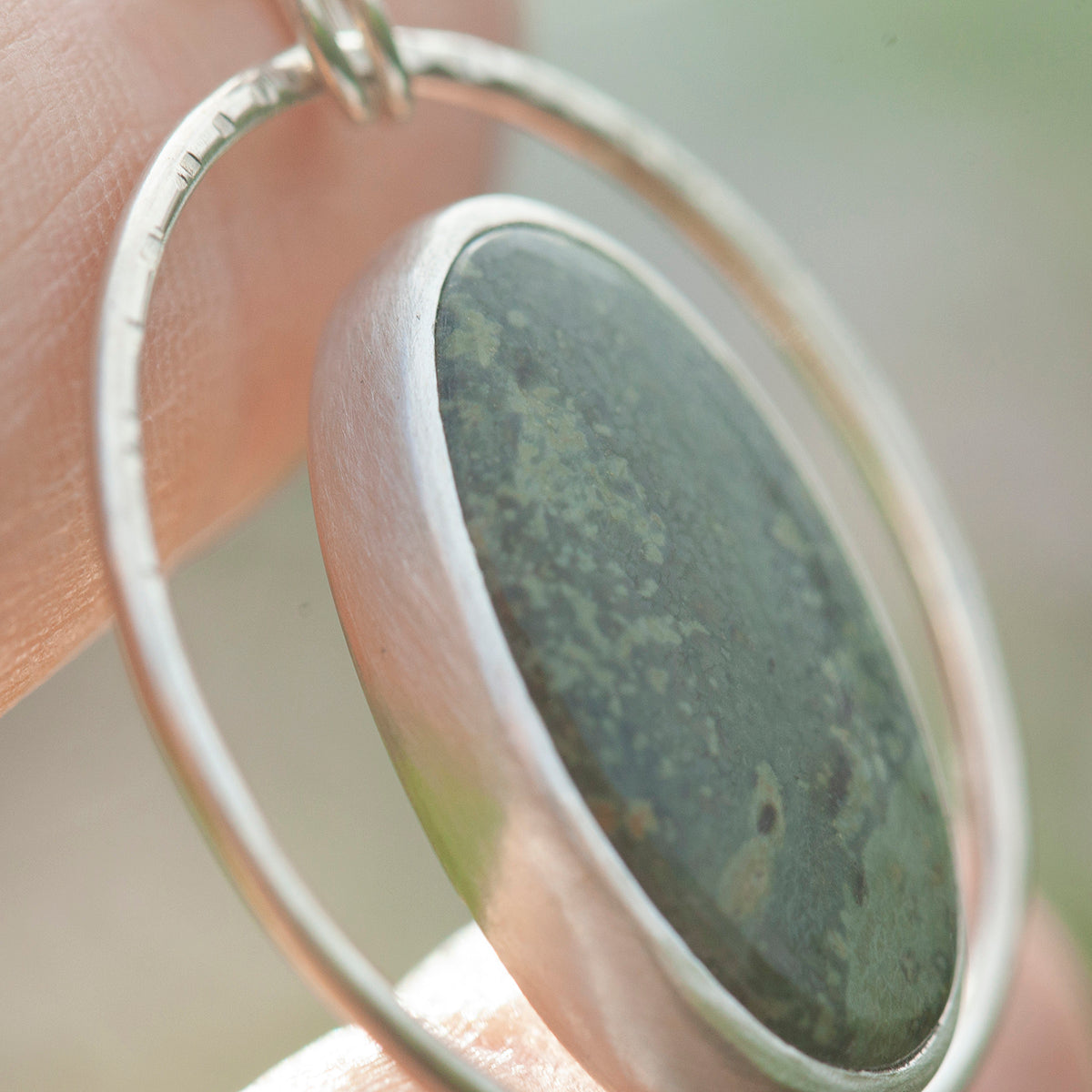 Pendentif Mae en argent pièce unique #48 • Jaspe vert (prêt à expédier)