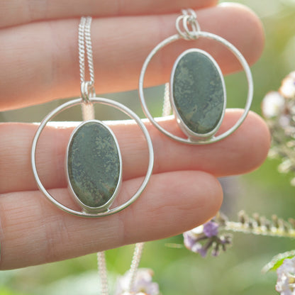 Pendentif Mae en argent pièce unique #48 • Jaspe vert (prêt à expédier)