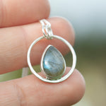 Afbeelding in Gallery-weergave laden, OOAK Mae pendant in silver #40 • Labradorite (Ready to ship)
