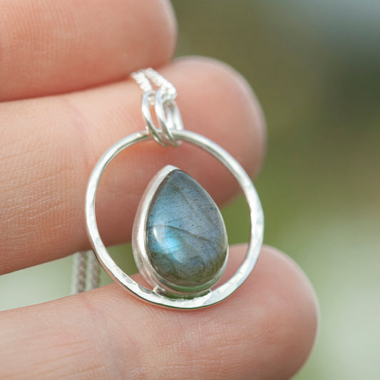 Pendentif Mae en argent pièce unique #40 • Labradorite (prêt à expédier)