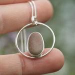 Charger l&#39;image dans la galerie, OOAK Mae pendant in silver #32 • Natural beach pebble (Ready to ship)
