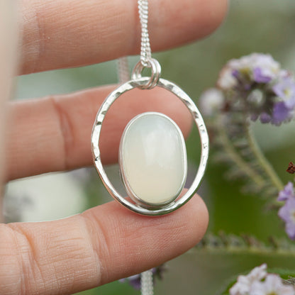 Pendentif Mae en argent pièce unique #18 • Pierre de lune blanche  (prêt à expédier)