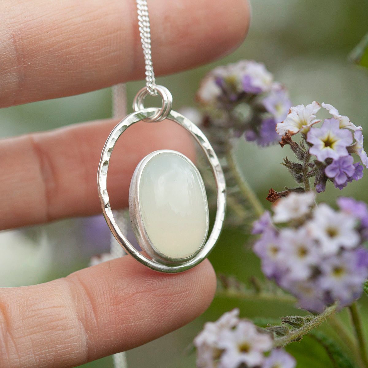 Pendentif Mae en argent pièce unique #18 • Pierre de lune blanche  (prêt à expédier)