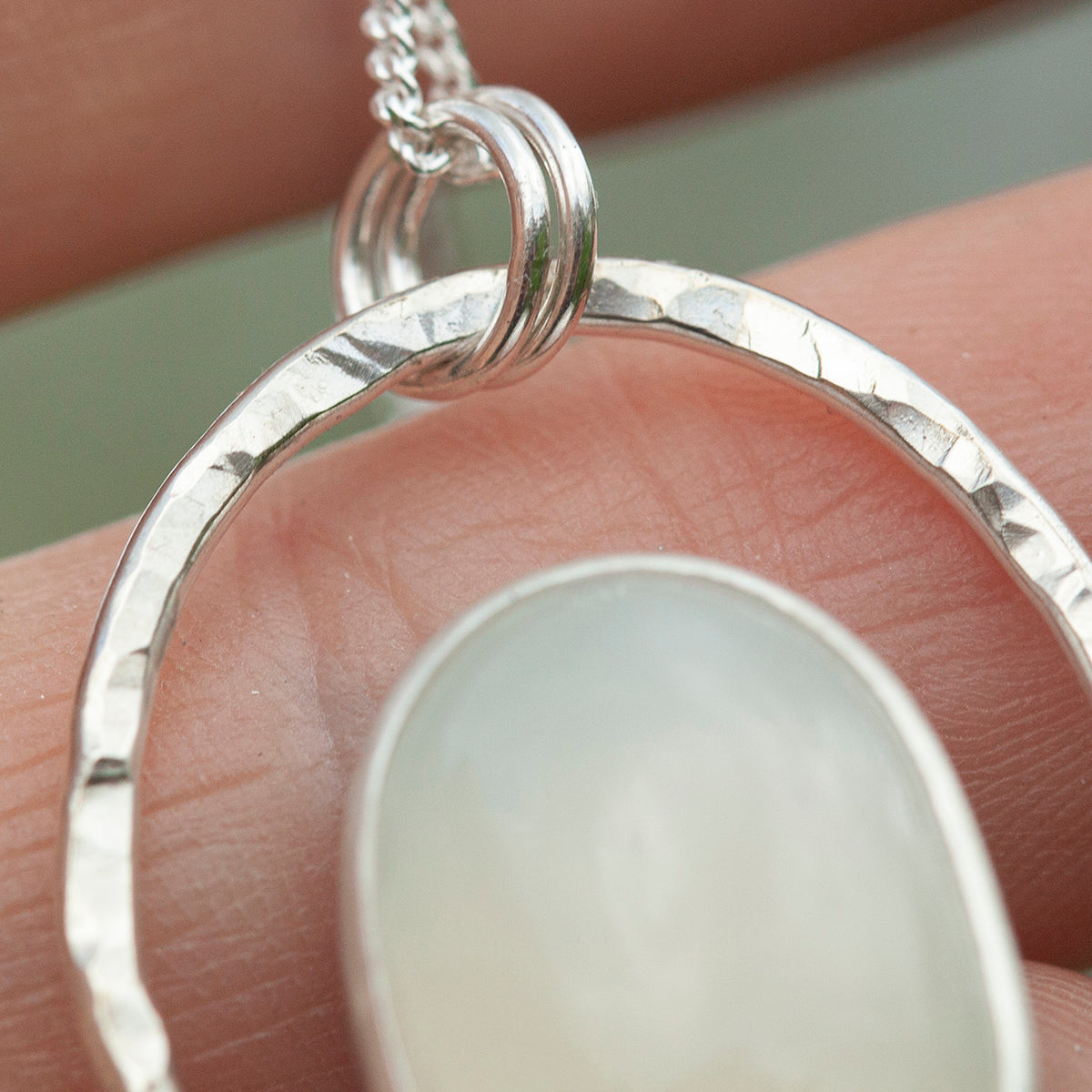 Pendentif Mae en argent pièce unique #18 • Pierre de lune blanche  (prêt à expédier)