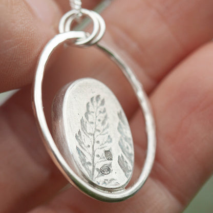 Pendentif Mae en argent pièce unique #18 • Pierre de lune blanche  (prêt à expédier)