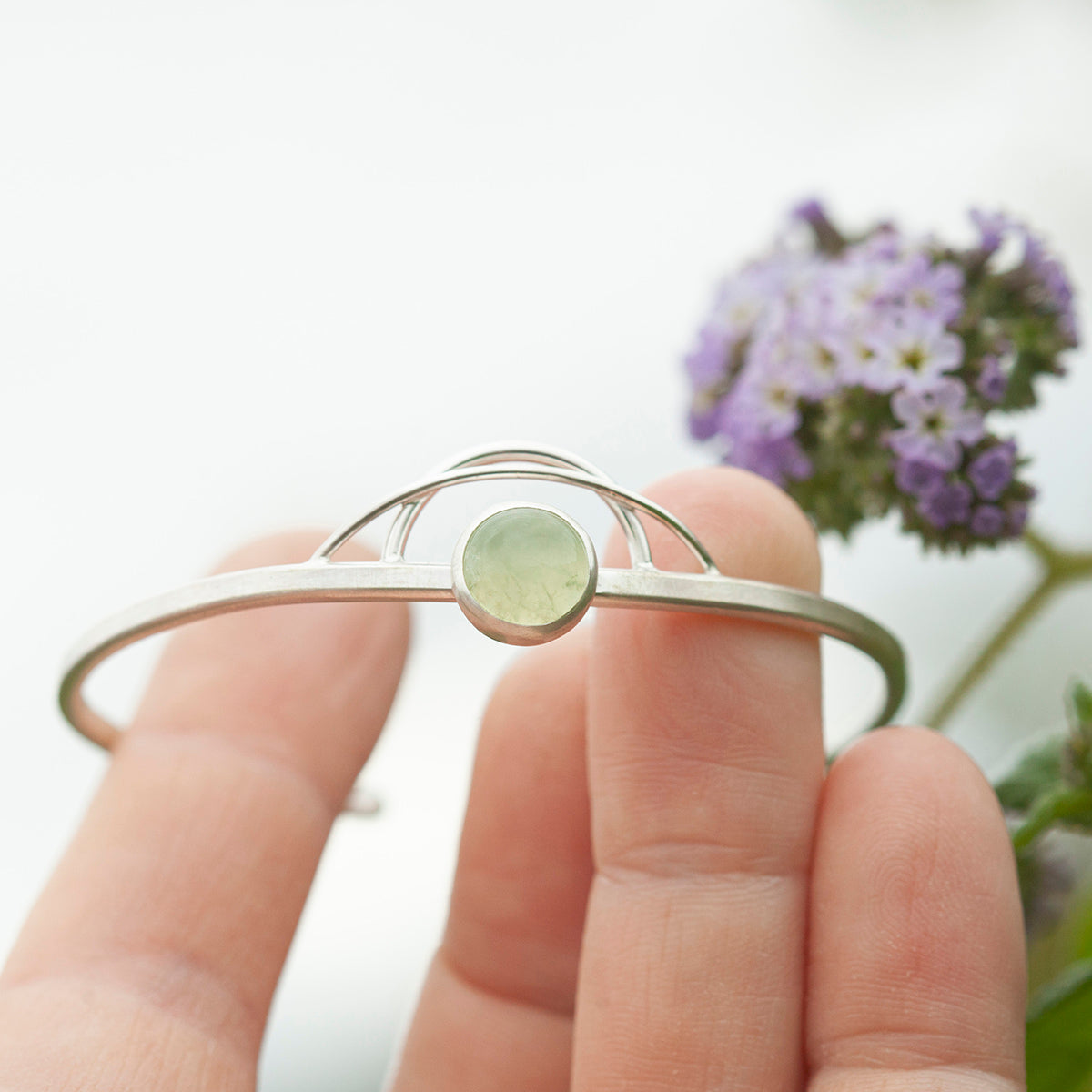 Bracelet Elva pièce unique #14 • Préhnite & arches (prêt à expédier)