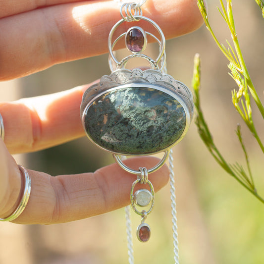 Pièce unique Pendentif Aurae #15 • Agate mousse, tourmaline & labradorite blanche (prêt à expédier)