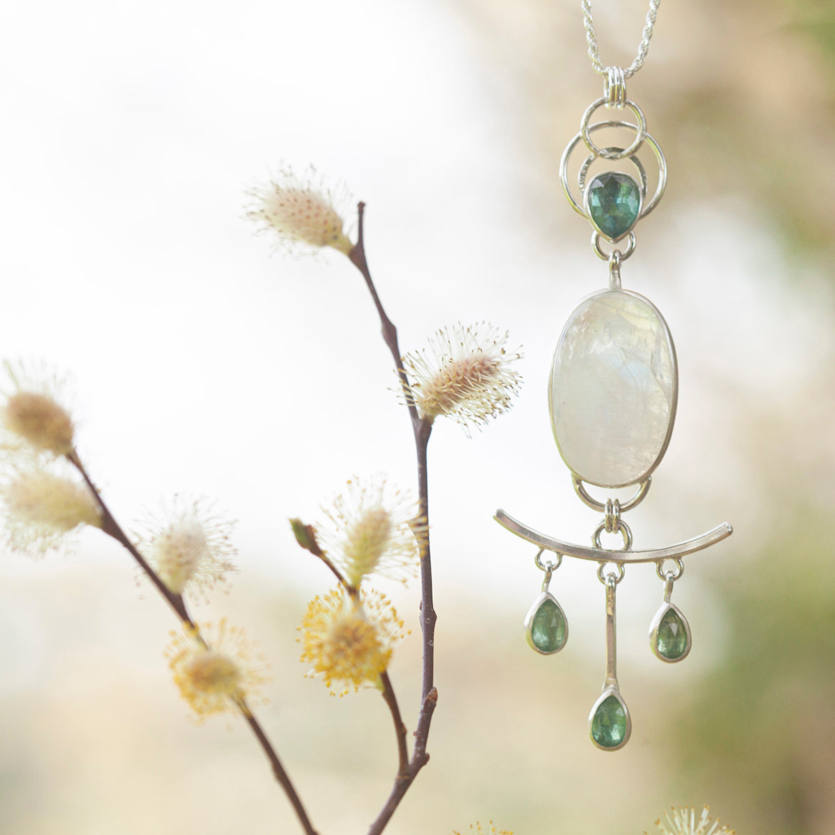 Pièce unique Pendentif Aurae #18 • Labradorite blanche & cyanites (prêt à expédier)