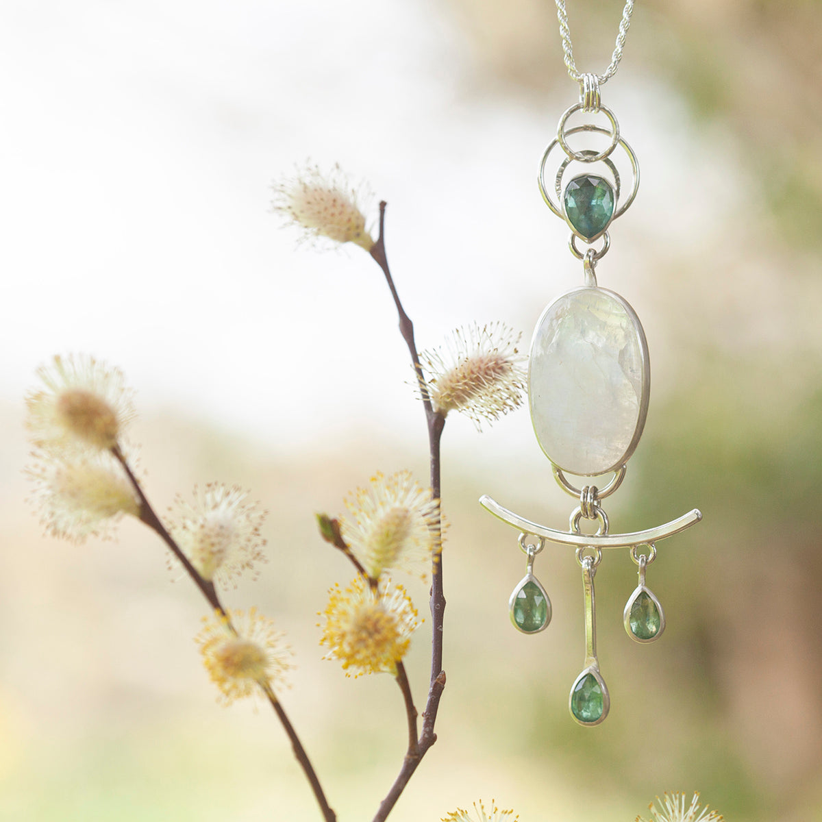 Pièce unique Pendentif Aurae #18 • Labradorite blanche & cyanites (prêt à expédier)
