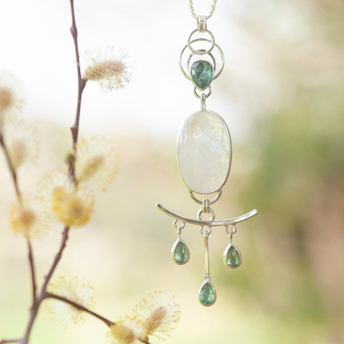 Pièce unique Pendentif Aurae #18 • Labradorite blanche & cyanites (prêt à expédier)