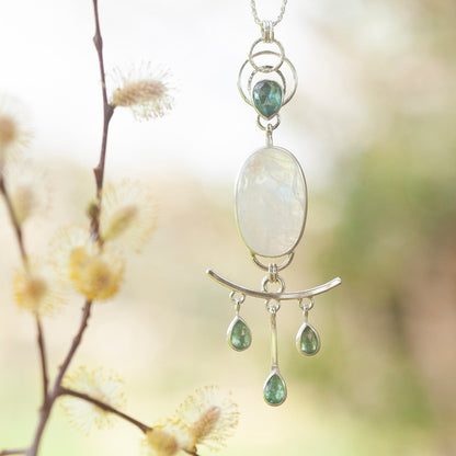 Pièce unique Pendentif Aurae #18 • Labradorite blanche & cyanites (prêt à expédier)