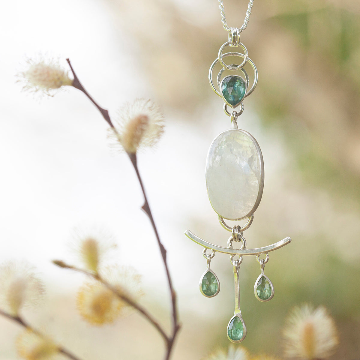 Pièce unique Pendentif Aurae #18 • Labradorite blanche & cyanites (prêt à expédier)