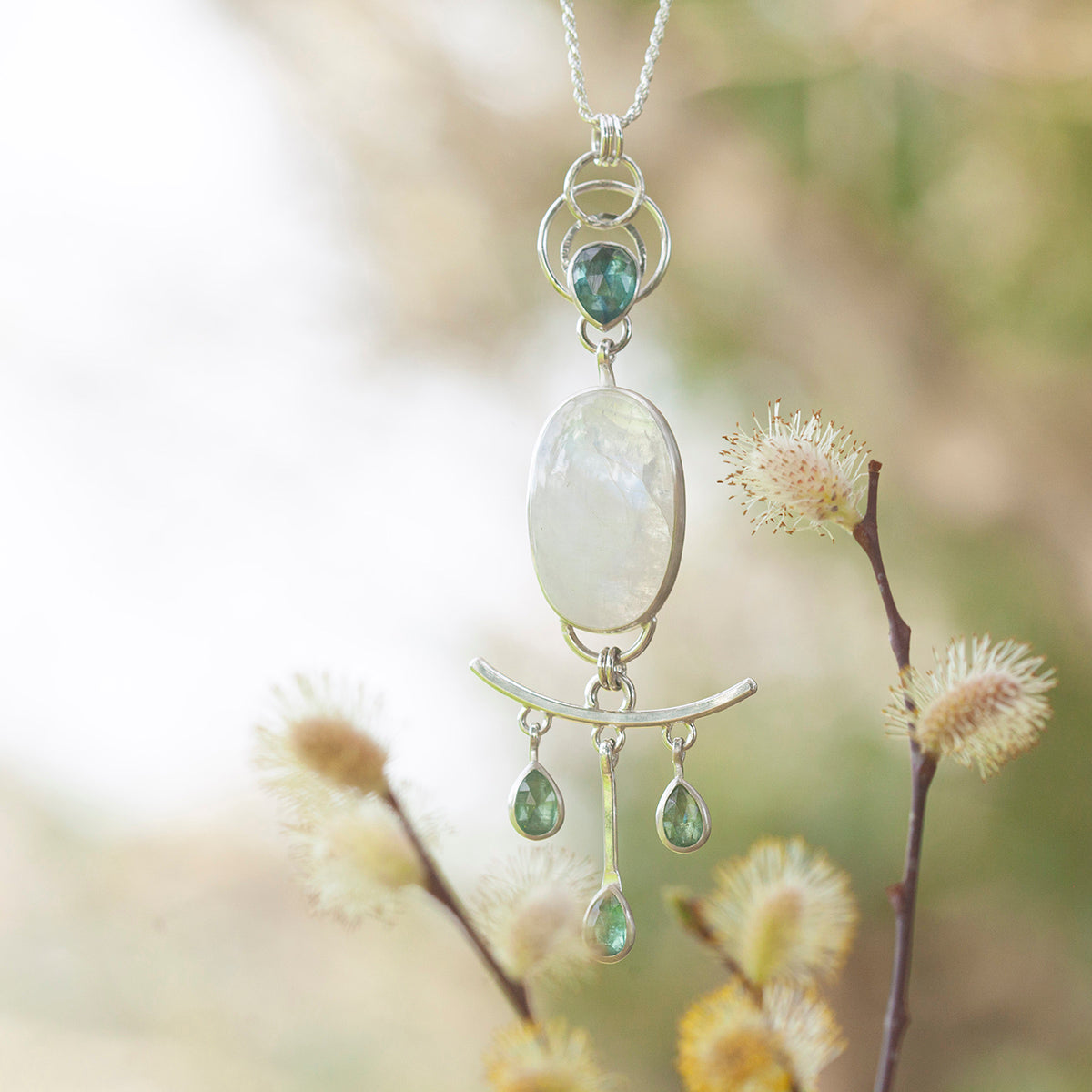 Pièce unique Pendentif Aurae #18 • Labradorite blanche & cyanites (prêt à expédier)