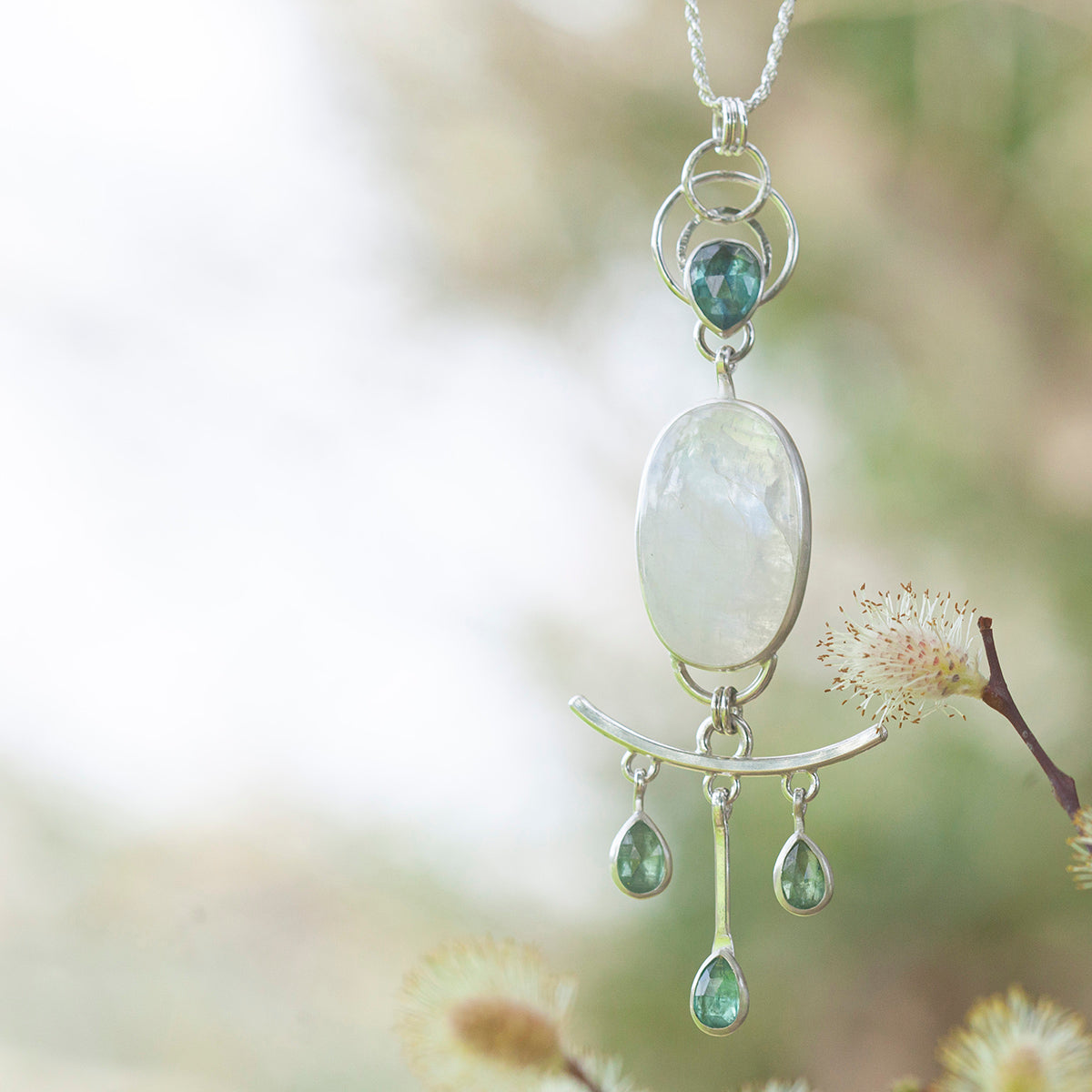 Pièce unique Pendentif Aurae #18 • Labradorite blanche & cyanites (prêt à expédier)