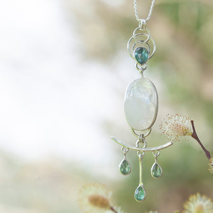 Pièce unique Pendentif Aurae #18 • Labradorite blanche & cyanites (prêt à expédier)