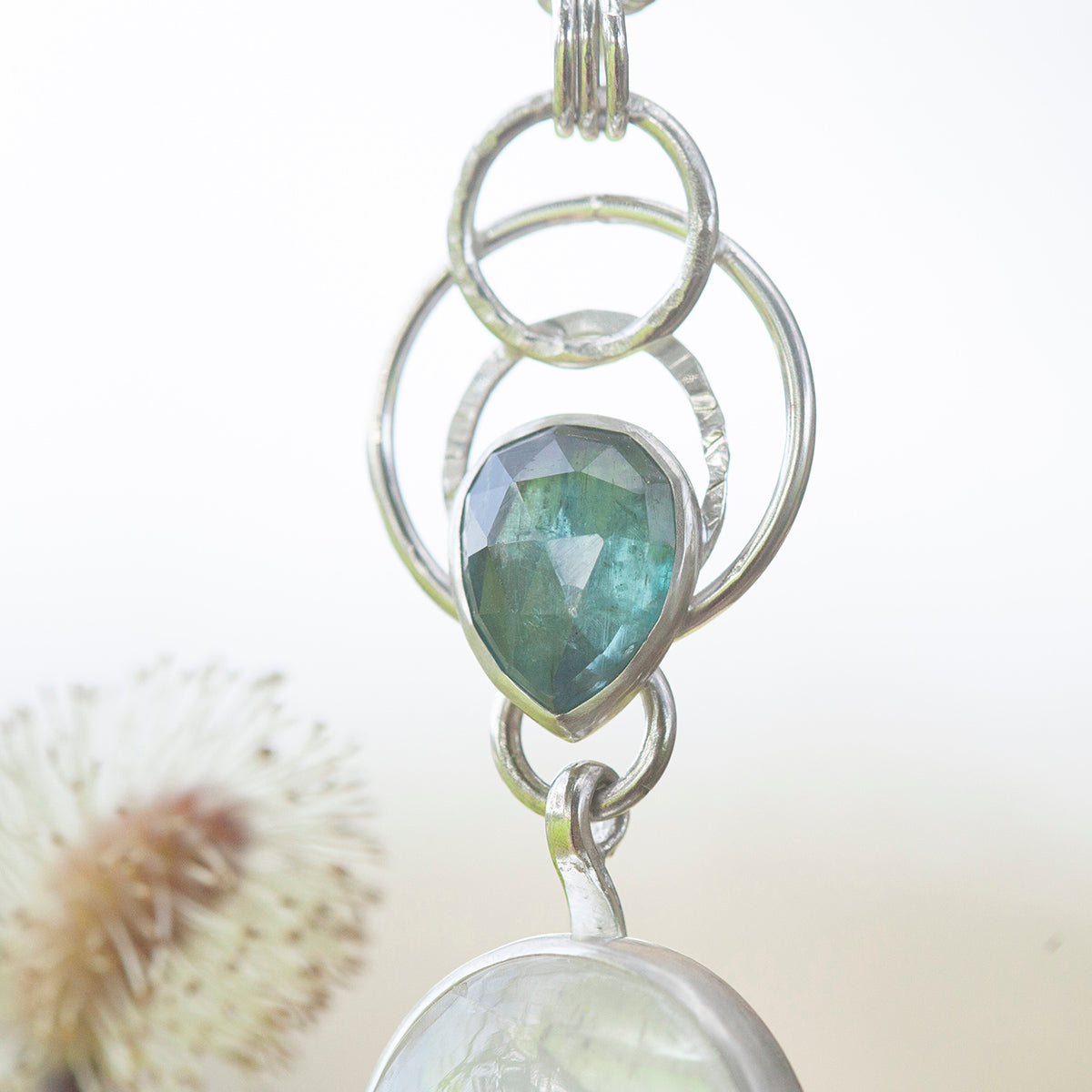 Pièce unique Pendentif Aurae #18 • Labradorite blanche & cyanites (prêt à expédier)