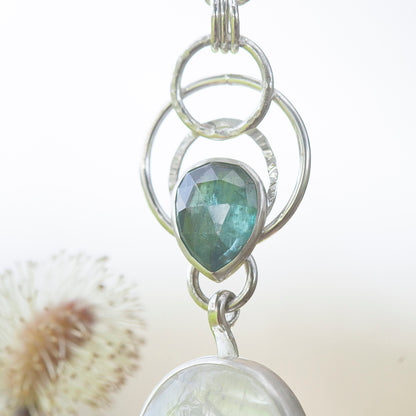 Pièce unique Pendentif Aurae #18 • Labradorite blanche & cyanites (prêt à expédier)