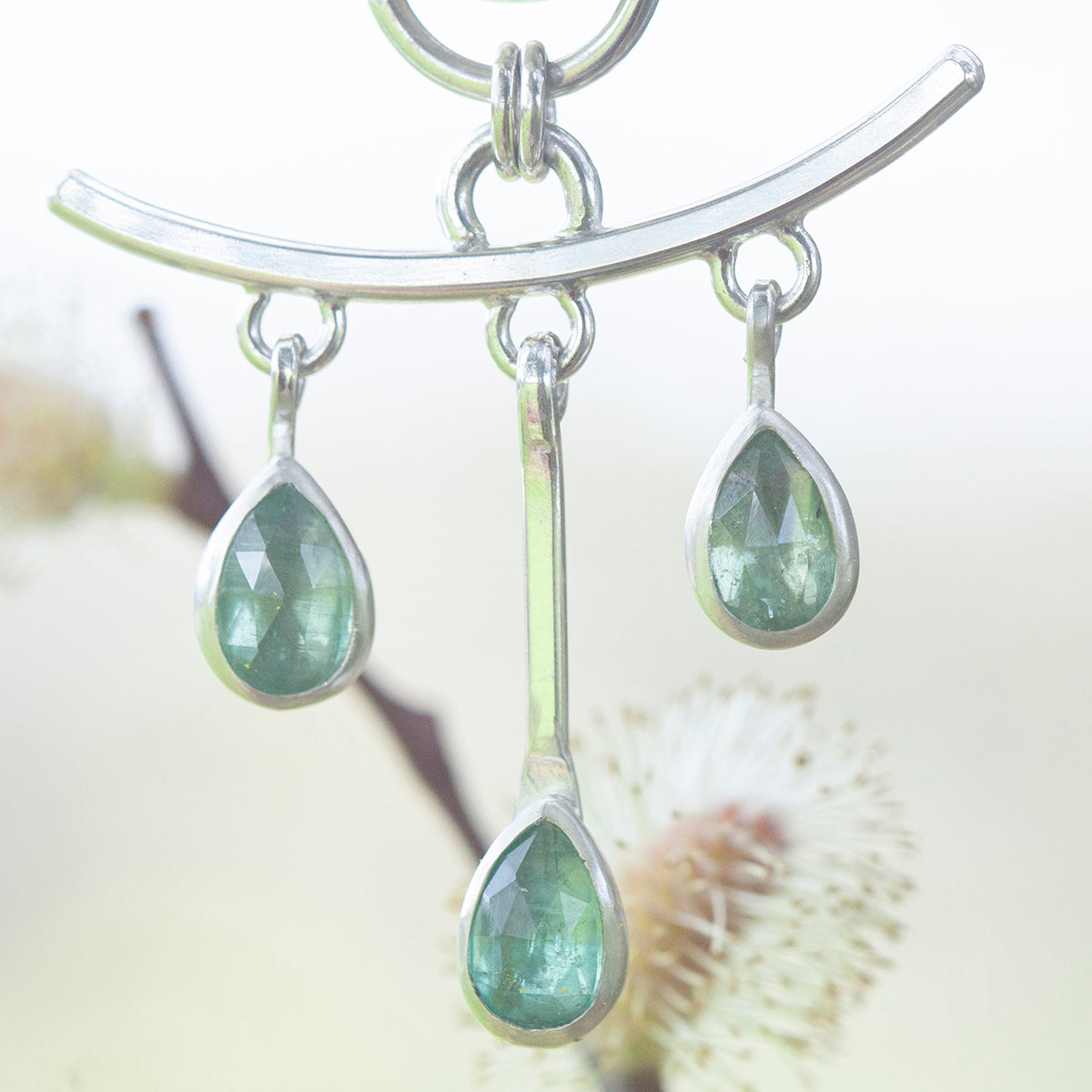 Pièce unique Pendentif Aurae #18 • Labradorite blanche & cyanites (prêt à expédier)