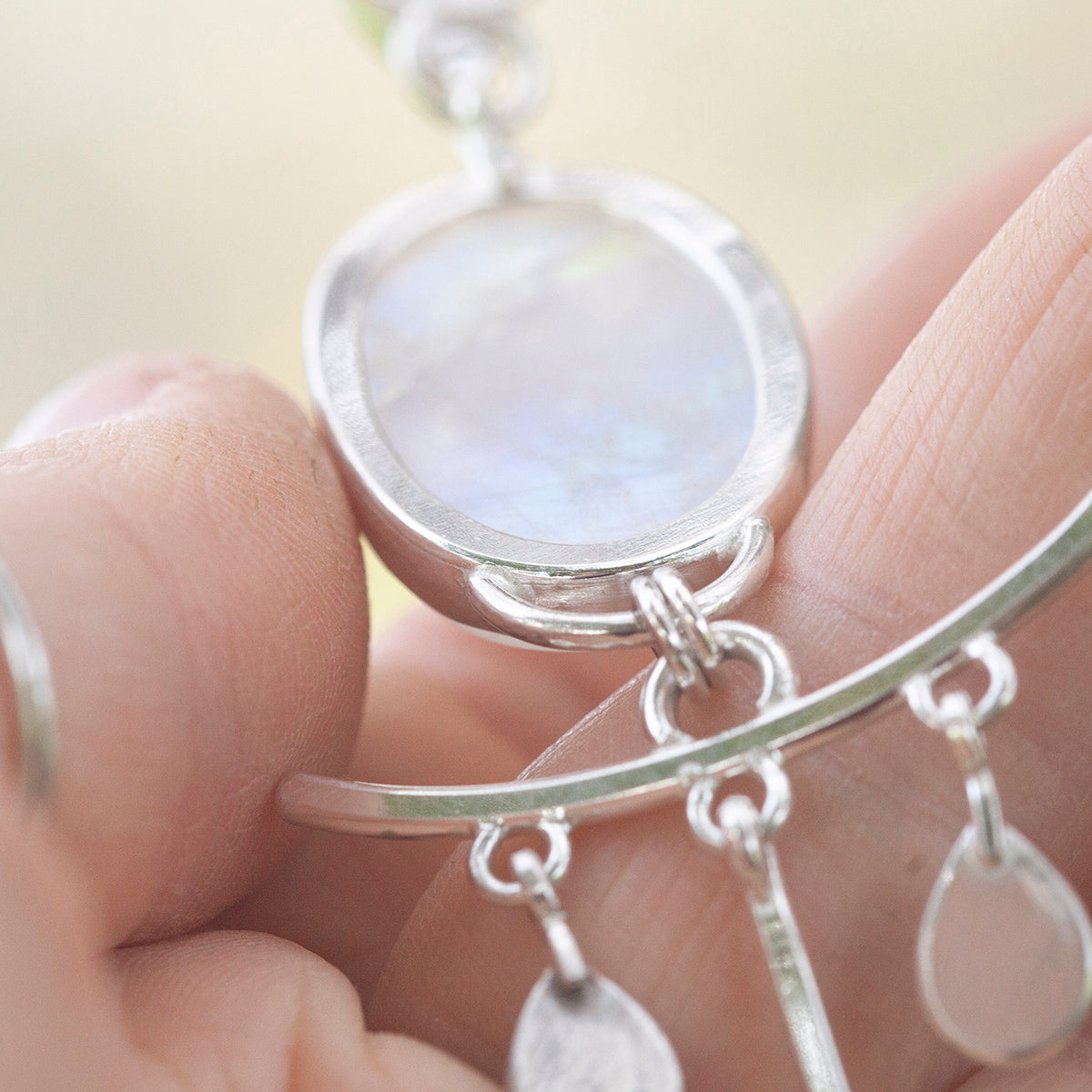 Pièce unique Pendentif Aurae #18 • Labradorite blanche & cyanites (prêt à expédier)