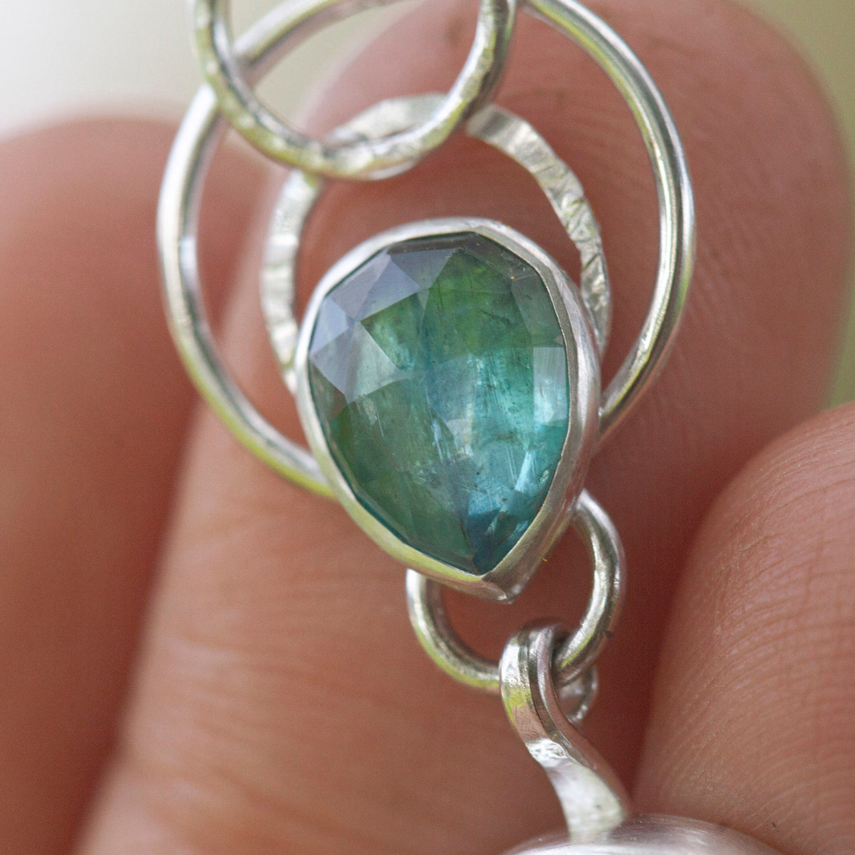Pièce unique Pendentif Aurae #18 • Labradorite blanche & cyanites (prêt à expédier)