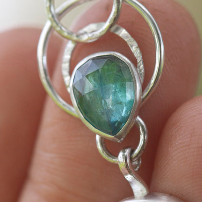 Pièce unique Pendentif Aurae #18 • Labradorite blanche & cyanites (prêt à expédier)