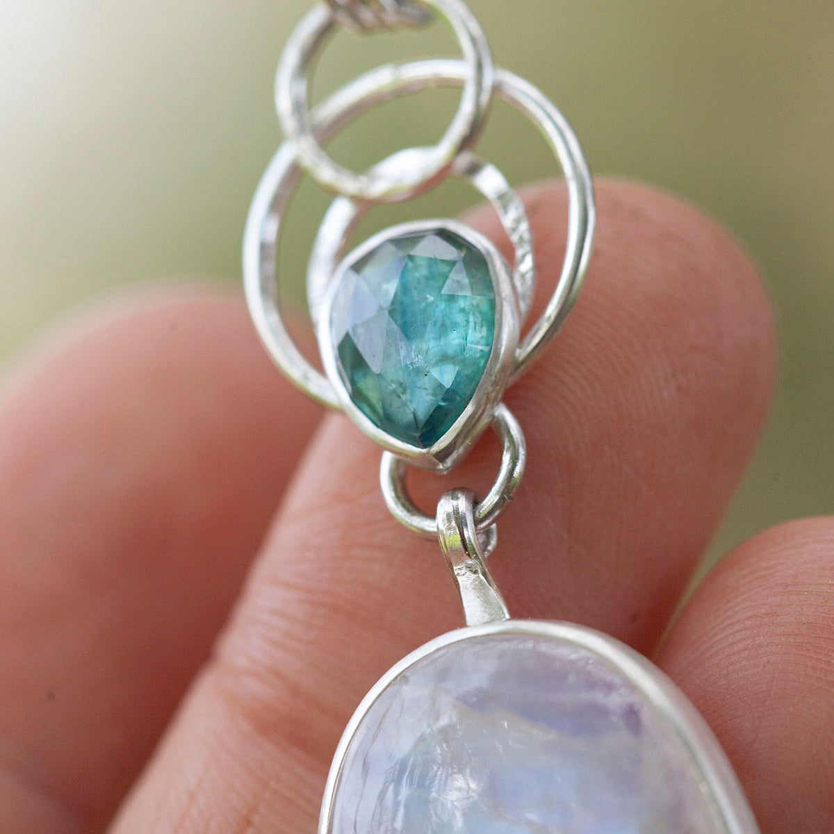 Pièce unique Pendentif Aurae #18 • Labradorite blanche & cyanites (prêt à expédier)