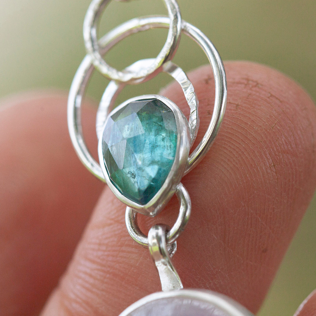 Pièce unique Pendentif Aurae #18 • Labradorite blanche & cyanites (prêt à expédier)