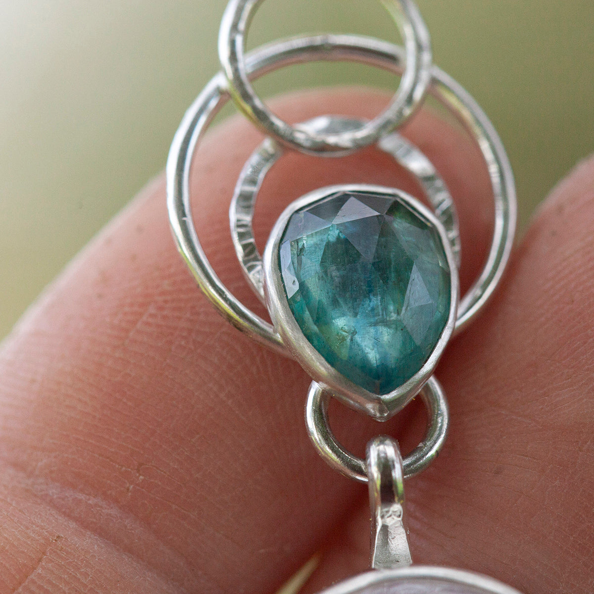 Pièce unique Pendentif Aurae #18 • Labradorite blanche & cyanites (prêt à expédier)