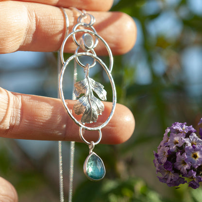 Pièce unique Pendentif feuille en argent #6 • Labradorite blanche & cyanite (prêt à expédier)