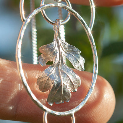 Pièce unique Pendentif feuille en argent #6 • Labradorite blanche & cyanite (prêt à expédier)