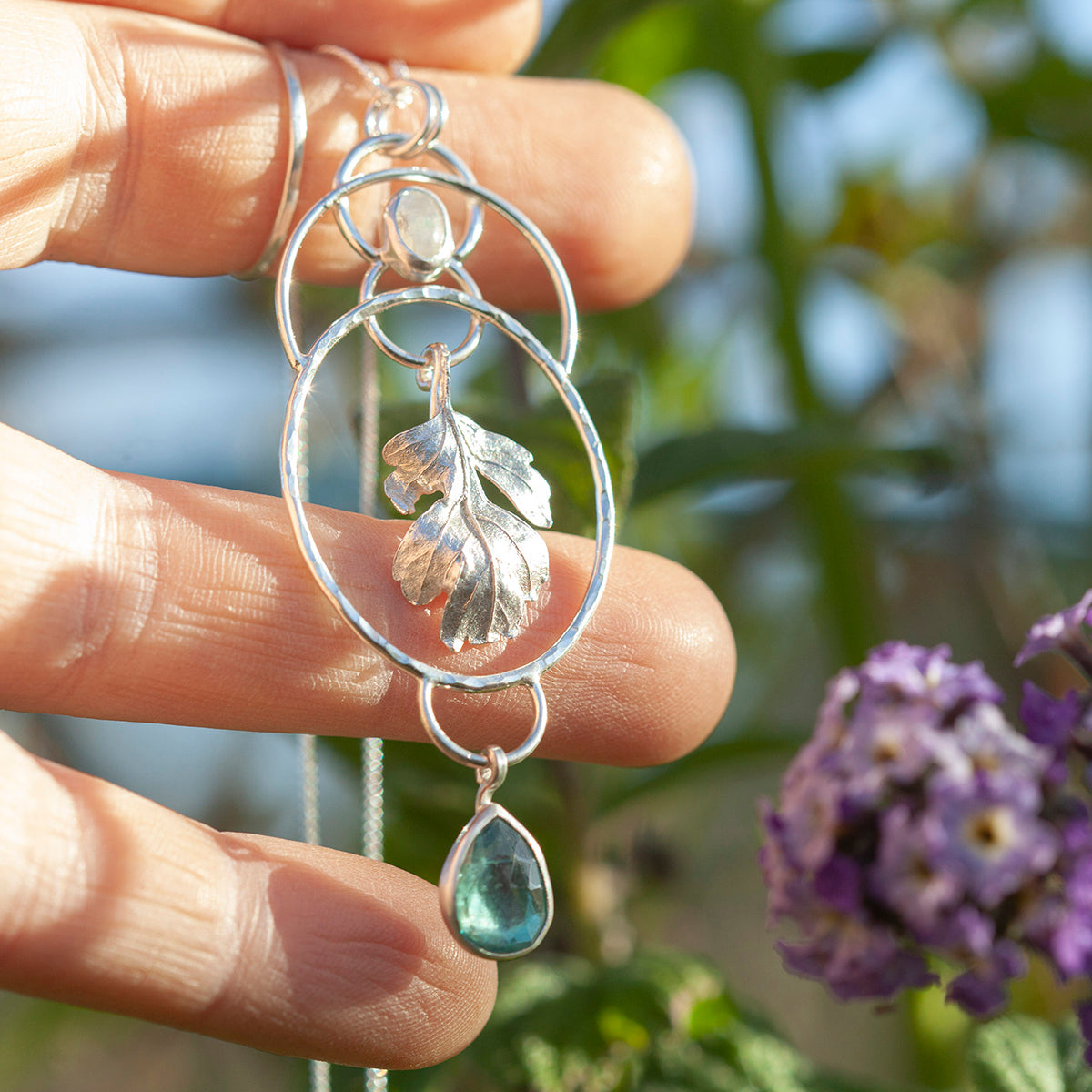 Pièce unique Pendentif feuille en argent #6 • Labradorite blanche & cyanite (prêt à expédier)