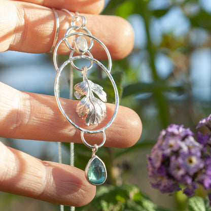Pièce unique Pendentif feuille en argent #6 • Labradorite blanche & cyanite (prêt à expédier)