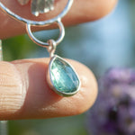 Cargar imagen en el visor de la galería, OOAK Leaf pendant in silver #6 • White Labradorite &amp; Kyanite (ready to ship)
