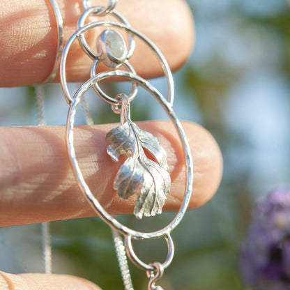 Pièce unique Pendentif feuille en argent #6 • Labradorite blanche & cyanite (prêt à expédier)