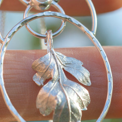 Pièce unique Pendentif feuille en argent #6 • Labradorite blanche & cyanite (prêt à expédier)
