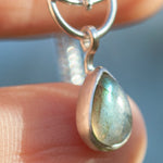 Charger l'image dans la galerie, OOAK Leaf pendant in silver #8 • Labradorite (ready to ship)
