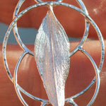 Charger l'image dans la galerie, OOAK Leaf pendant in silver #8 • Labradorite (ready to ship)
