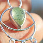 Cargar imagen en el visor de la galería, OOAK Leaf pendant in silver #12 • Prehnite (ready to ship)
