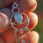 Cargar imagen en el visor de la galería, OOAK Leaf pendant in silver #12 • Prehnite (ready to ship)
