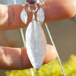 Cargar imagen en el visor de la galería, OOAK Leaf pendant in silver #10 • Star Ruby (ready to ship)
