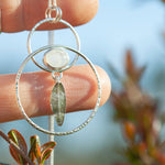 Charger l'image dans la galerie, OOAK Leaf pendant in silver #7 • White Labradorite ~ Rainbow Moonstone (ready to ship)
