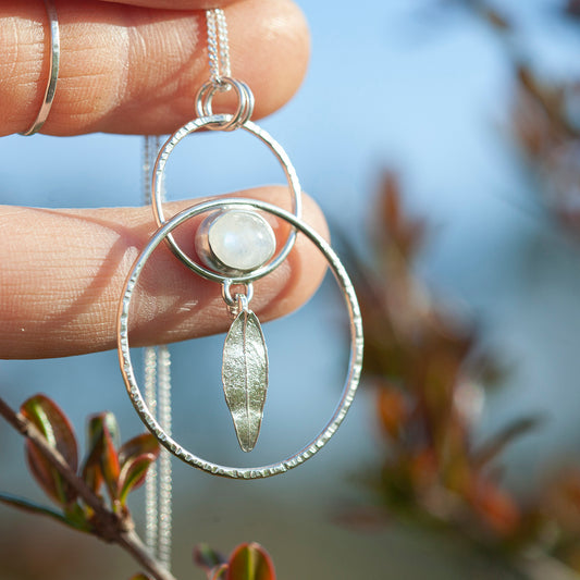 Pieza única Colgante hoja en plata #7 • Labradorita blanca ~ Piedra luna arcoíris (listo para enviar)